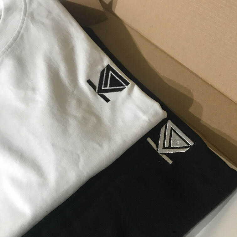 Ảnh thêu áo theo yêu cầu logo Kai Dinh cho nghệ sĩ Việt tài năng