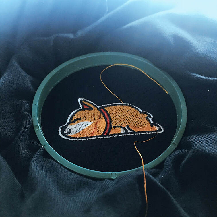 Ảnh thêu patch may chú chó Shiba đang trong khung